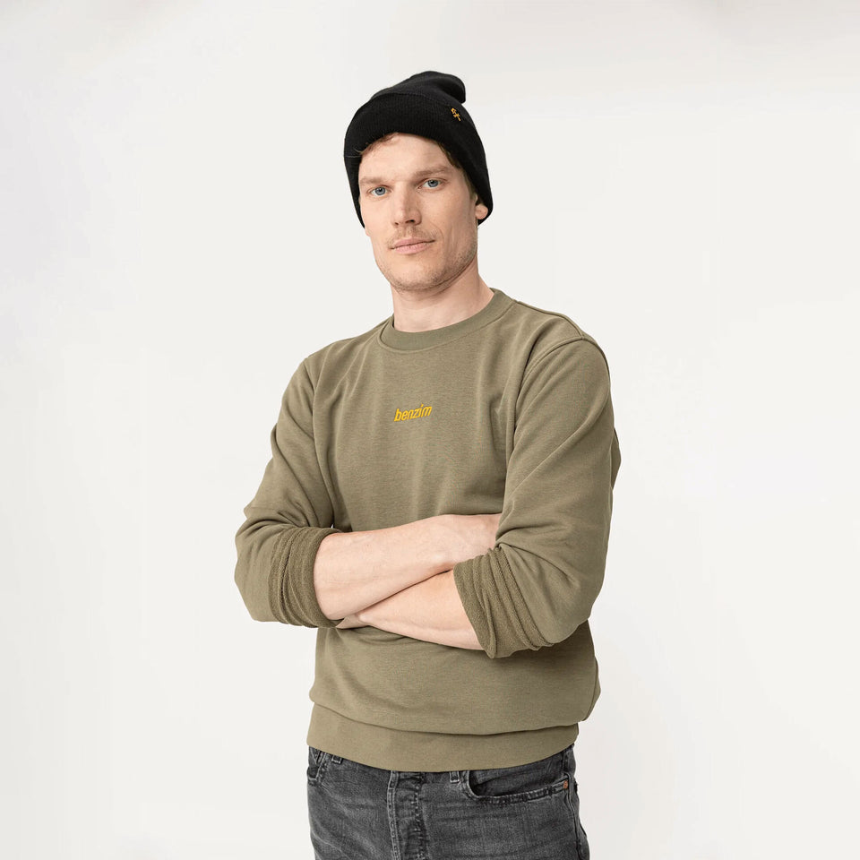 Sweatshirt Farbe Olive für Dirt Bike an männlichem benzim-Model