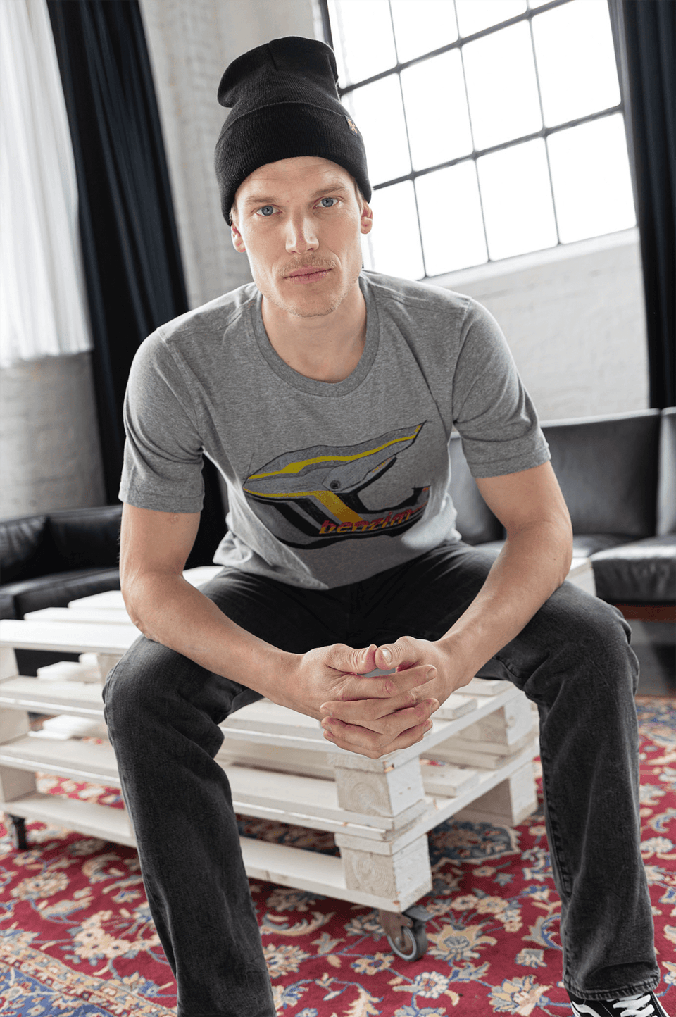 T-Shirt Farbe grau benzim Equipped an Model 