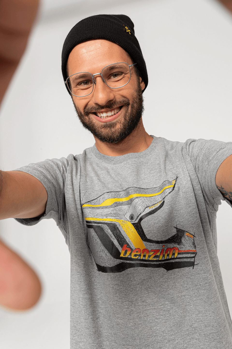 T-Shirt Farbe grau benzim Equipped an männlichem Model 