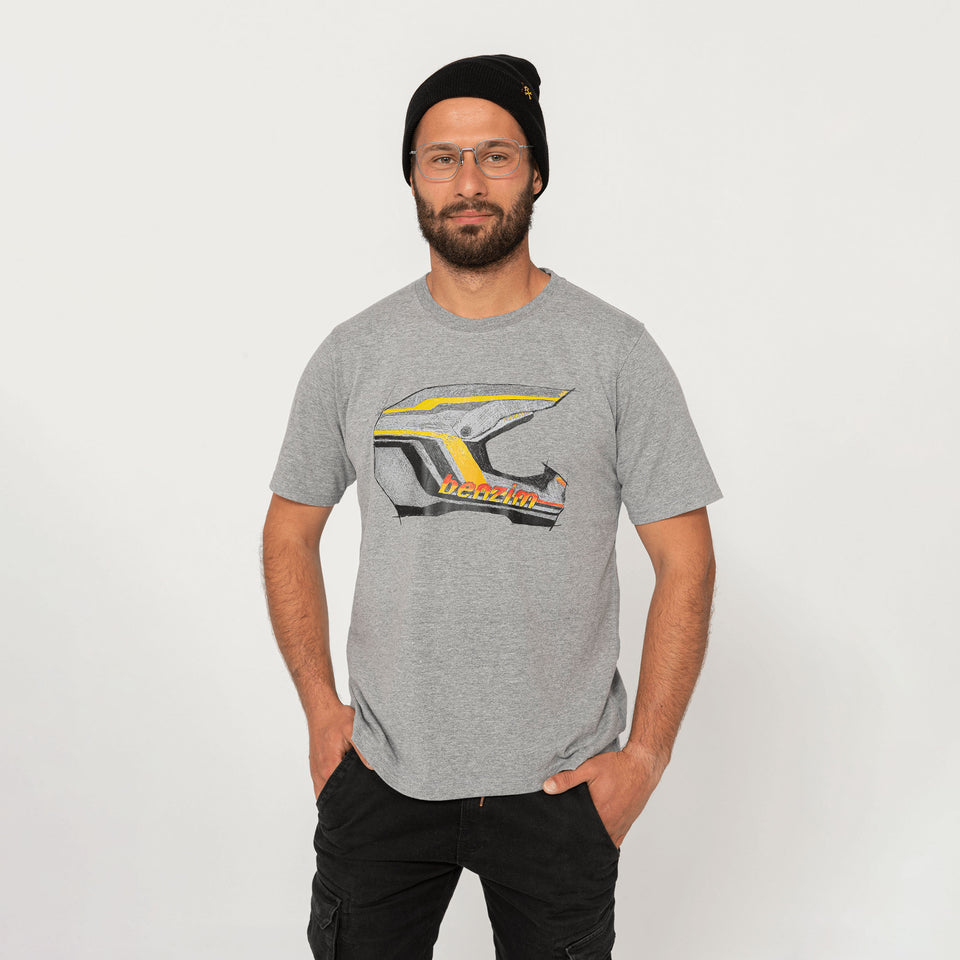 T-Shirt Farbe grau benzim Equipped an Model 