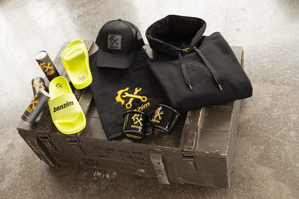 MX mug Farbe schwarz mit benzim logo