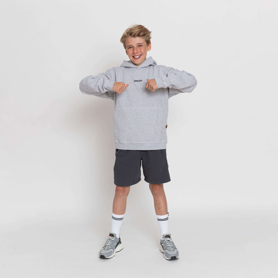 Kinder Hoodie Farbe grau mit schwarzem Logo an Kindermodel