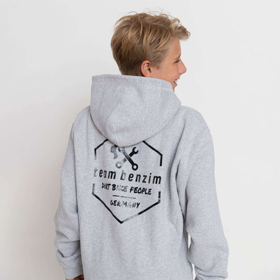 Kinder Hoodie Farbe grau mit schwarzem Logo an Kindermodel
