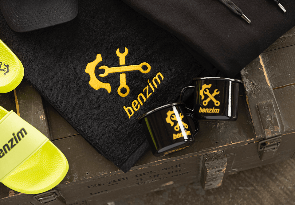 Handtuch Farbe schwarz mit gelbem Logo für MX-Sport